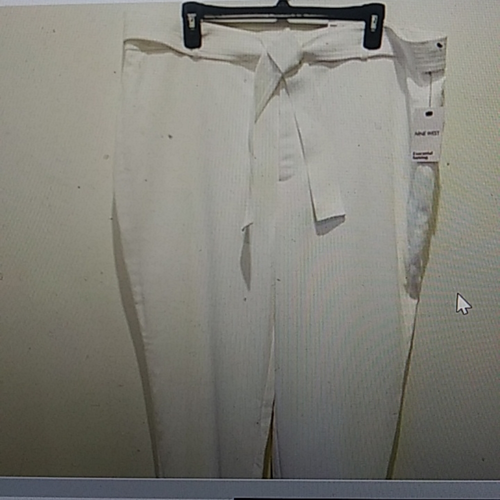 NWT. NINE WEST BELTED WHITE PANTS SIZE 2X